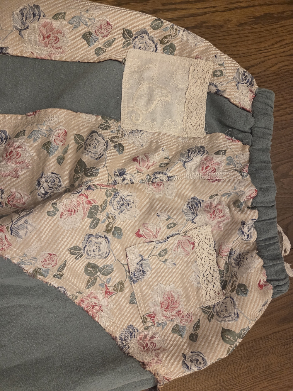 POL "Art You Can Wear" Patchwork Joggers – Medium - Picture 4 of 9